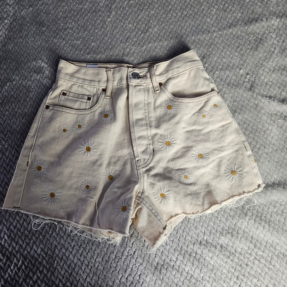 PacSun‎ Shorts Women's 23 Ultra High Rise Vintage Daisy Embroidered Cream